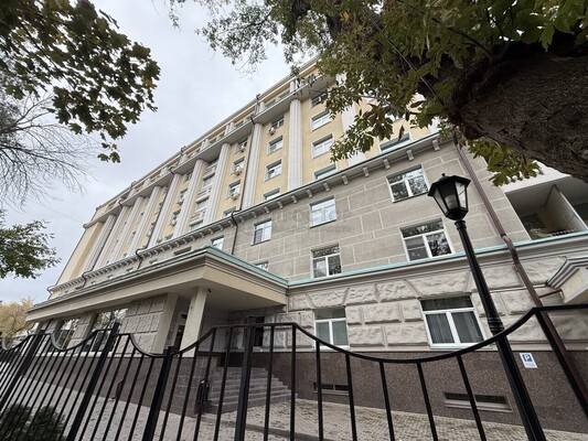 Купить --комнатную квартиру